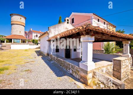 Stadt Omisalj old stone Square und Wahrzeichen, die Insel Krk in Kroatien Stockfoto