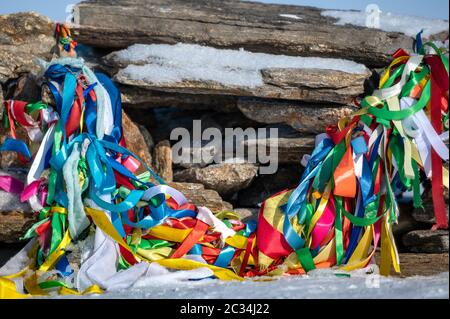 Heilige Säulen mit Band auf Kap Burhan von Olkhon Island. Buryat-Traditionen. Schamanistische und buddische Riten des Baikalsee. Insel Olkhon, Baika Stockfoto