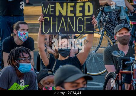 USA. Juni 2020. Hunderte von Demonstranten versammelten sich am 18. Juni 2020 auf dem Wyckoff Plaza zu einer Kundgebung und einem marsch in den Straßen von Bushwick, um Gerechtigkeit für alle Opfer der Polizeibrutalität zu fordern, und forderten einen lauten Aufruf, die NYPD zu definanzieren und in Gemeinden zu investieren. Die marsch-Route beinhaltete einen Halt im 83. Polizeibezirk. (Foto von Erik McGregor/Sipa USA) Quelle: SIPA USA/Alamy Live News Stockfoto