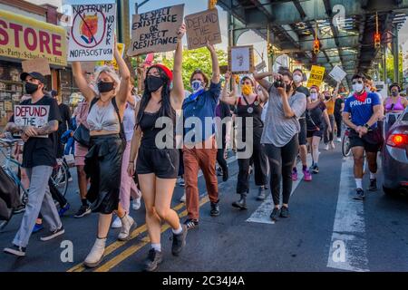 USA. Juni 2020. Hunderte von Demonstranten versammelten sich am 18. Juni 2020 auf dem Wyckoff Plaza zu einer Kundgebung und einem marsch in den Straßen von Bushwick, um Gerechtigkeit für alle Opfer der Polizeibrutalität zu fordern, und forderten einen lauten Aufruf, die NYPD zu definanzieren und in Gemeinden zu investieren. Die marsch-Route beinhaltete einen Halt im 83. Polizeibezirk. (Foto von Erik McGregor/Sipa USA) Quelle: SIPA USA/Alamy Live News Stockfoto