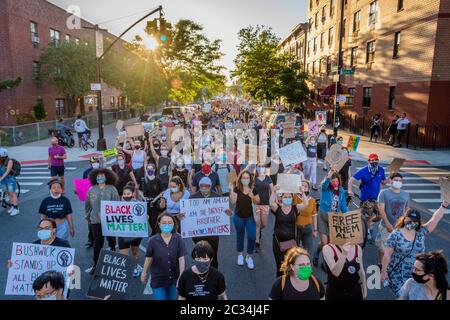 USA. Juni 2020. Hunderte von Demonstranten versammelten sich am 18. Juni 2020 auf dem Wyckoff Plaza zu einer Kundgebung und einem marsch in den Straßen von Bushwick, um Gerechtigkeit für alle Opfer der Polizeibrutalität zu fordern, und forderten einen lauten Aufruf, die NYPD zu definanzieren und in Gemeinden zu investieren. Die marsch-Route beinhaltete einen Halt im 83. Polizeibezirk. (Foto von Erik McGregor/Sipa USA) Quelle: SIPA USA/Alamy Live News Stockfoto