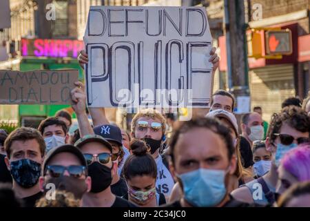 USA. Juni 2020. Hunderte von Demonstranten versammelten sich am 18. Juni 2020 auf dem Wyckoff Plaza zu einer Kundgebung und einem marsch in den Straßen von Bushwick, um Gerechtigkeit für alle Opfer der Polizeibrutalität zu fordern, und forderten einen lauten Aufruf, die NYPD zu definanzieren und in Gemeinden zu investieren. Die marsch-Route beinhaltete einen Halt im 83. Polizeibezirk. (Foto von Erik McGregor/Sipa USA) Quelle: SIPA USA/Alamy Live News Stockfoto