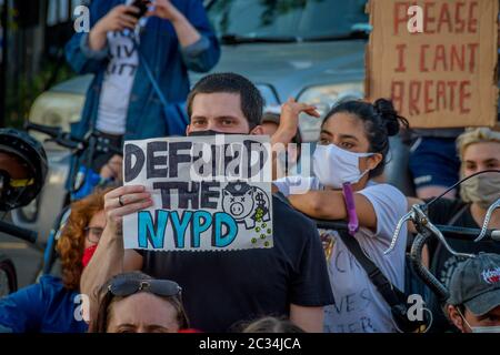 USA. Juni 2020. Hunderte von Demonstranten versammelten sich am 18. Juni 2020 auf dem Wyckoff Plaza zu einer Kundgebung und einem marsch in den Straßen von Bushwick, um Gerechtigkeit für alle Opfer der Polizeibrutalität zu fordern, und forderten einen lauten Aufruf, die NYPD zu definanzieren und in Gemeinden zu investieren. Die marsch-Route beinhaltete einen Halt im 83. Polizeibezirk. (Foto von Erik McGregor/Sipa USA) Quelle: SIPA USA/Alamy Live News Stockfoto