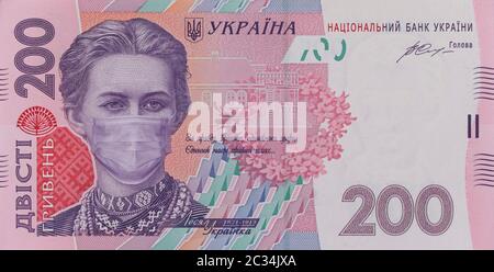 COVID-19 Coronavirus in der Ukraine. 200 Griwna Banknote mit Lesya Ukrainka in einer medizinischen Maske. Die globale Finanz- und Wirtschaftskrise hat die Ukraine getroffen Stockfoto