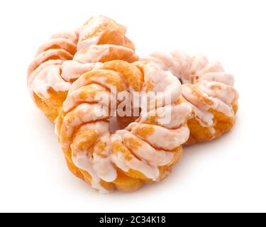 Drei französische Spritzkuchen isoliert auf weißem Stockfoto