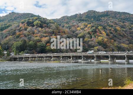 Togetsukyo Brücke über den Katsura Fluss während der Herbstsaison in Arashiyama, Kyoto, Japan Stockfoto