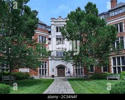 New Haven, USA - 25. Juni 2015: Ein Wohnheim der Yale University, mit baumgesäumten Innenhof und Bleiglasfenstern. Stockfoto