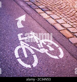 Fahrradschild auf der Straße nach rechts Stockfoto