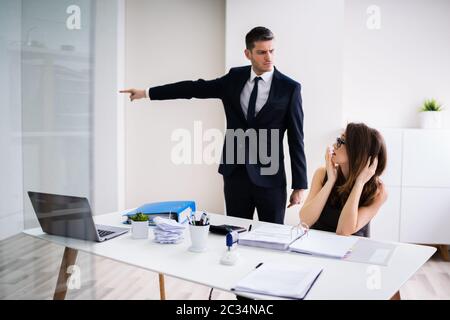 Chef Feuert Weiblichen Mitarbeiter Im Modernen Büro Ab Stockfoto