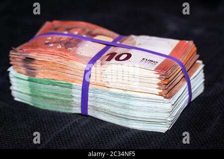 Mehrere tausend Euro in Banknoten, auf einem Stapel gebündelte Banknoten Stockfoto