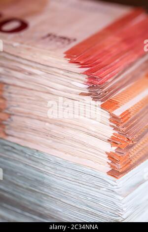 Mehrere tausend Euro in Banknoten, auf einem Stapel gebündelte Banknoten Stockfoto