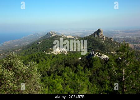 Blick von der mittelalterlichen Burgruine Kantara / Osten über das Pentadaktylos-Gebirge in sterben Karpaz-Halbinsel, Türkische Republik Nordzypern Stockfoto