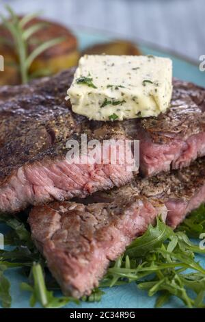 Saftiges gegrilltes Steak auf einem Teller Stockfoto