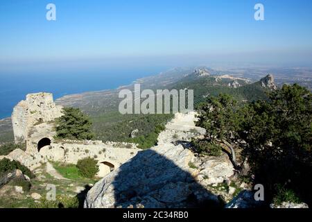 Blick von der mittelalterlichen Burgruine Kantara / Osten über das Pentadaktylos-Gebirge in sterben Karpaz-Halbinsel, Türkische Republik Nordzypern Stockfoto