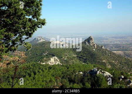 Blick von der mittelalterlichen Burgruine Kantara / Osten über das Pentadaktylos-Gebirge in sterben Karpaz-Halbinsel, Türkische Republik Nordzypern Stockfoto