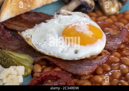 Komplettes englisches Frühstück auf einem Teller Stockfoto