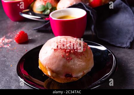 Köstliche Berliner Donuts gefüllt mit Himbeermarmelade Stockfoto