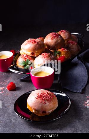 Köstliche Berliner Donuts gefüllt mit Himbeermarmelade Stockfoto