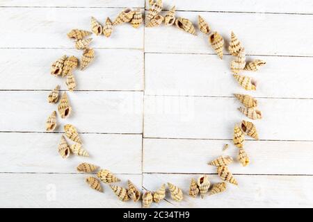 Die Schalen sind in einem Kreis angeordnet, im Inneren ist Platz für eine Nachricht. Stockfoto