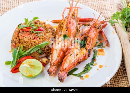 Asiatischer gebratener Reis mit Huhn, Garnelen, Ei und Gemüse, thailändische Küche Stockfoto