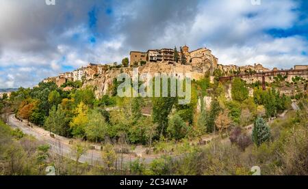 Panoramablick von Cuenca und berühmten hängenden Häuser, Spanien. Stockfoto