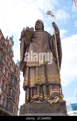 Statue des heiligen Angsar, des Erzbischofes Ansgar von Hamburg - Bremen, des Gründers des Hamburger Doms in der Altstadt Stockfoto