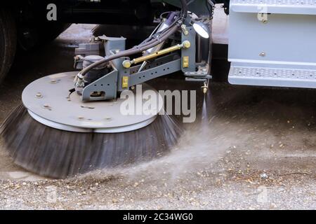 Reinigungsmaschine wäscht Asphalt Straße Oberfläche der Straße, auf der Stadt. Stockfoto