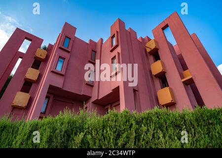 Rote Wände des Gebäudes La Muralla Roja in Calpe, Spanien Stockfoto