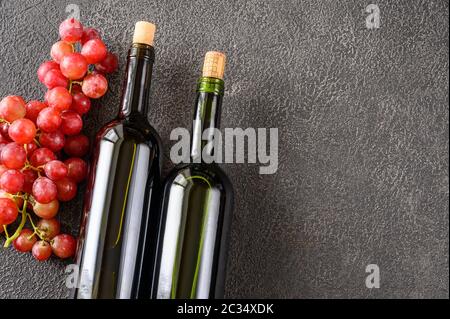 Flaschen Rotwein mit weintraube Flach Stockfoto