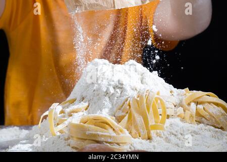 Fertige Pasta mit Weizenmehl beim Kochen, auf dem Küchentisch in der Landschaft Stockfoto