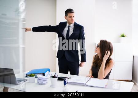 Chef Feuert Weiblichen Mitarbeiter Im Modernen Büro Ab Stockfoto