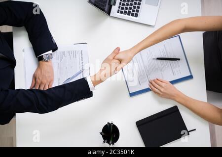 Porträt von zwei glücklichen Geschäftsfrau mit Handschlag In Büro Stockfoto
