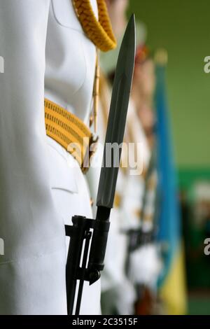 Bajonett an der Maschine festgeschnallt hält Soldaten in Uniform Stockfoto