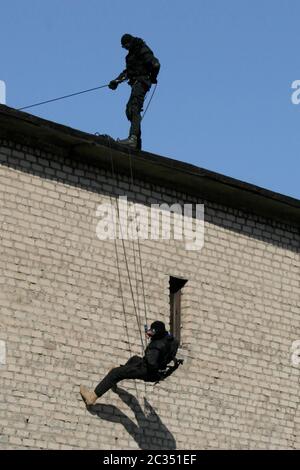 Anti-Terror-Polizei während einer schwarzen taktischen Übungen Stockfoto