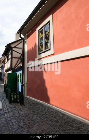 Golden Lane ist eine Straße in der Prager Burg. Ursprünglich im 16. Jahrhundert gebaut, es hat seinen Namen von den Goldschmieden, die es in der gelebten Stockfoto