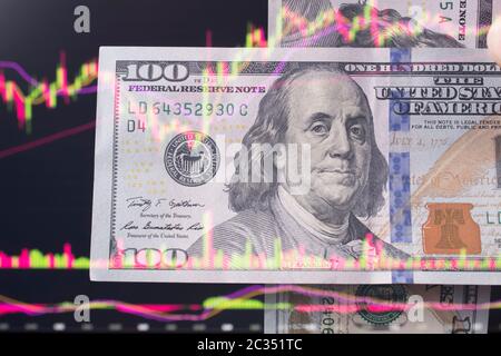 Dollar vor einem Laptop-Monitor mit einem Kursdiagramm.Forex und Trading.EIN Händler handelt Aktien, Anleihen und Wertpapiere oder Währungen auf der Devisenmarke Stockfoto