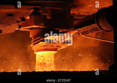 Metallgussverfahren mit einem Brand bei hohen Temperaturen in der Metallteilfabrik Stockfoto