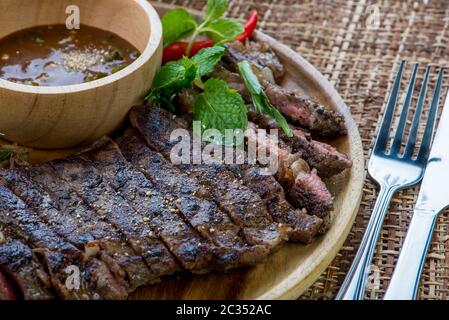 Gegrilltes Rindersteak mit würziger Zitronensauce, mittelseltenes Grillsteak und gesunder Salat, Thai-Gerichte Stockfoto