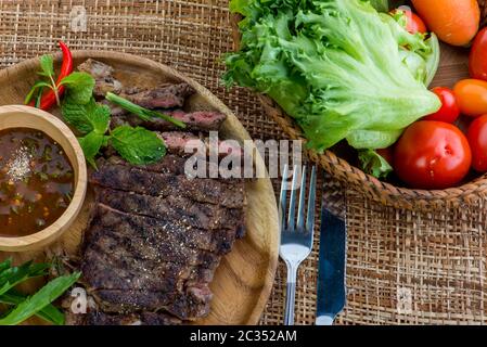 Gegrilltes Rindersteak mit würziger Zitronensauce, mittelseltenes Grillsteak und gesunder Salat, Thai-Gerichte Stockfoto