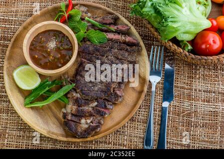 Gegrilltes Rindersteak mit würziger Zitronensauce, mittelseltenes Grillsteak und gesunder Salat, Thai-Gerichte Stockfoto