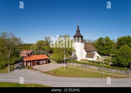 Vanso, Schweden - 30. Mai 2020: Außenansicht des Kirchengebäudes von Vanso, das Ende des 12. Jahrhunderts erbaut wurde. Stockfoto