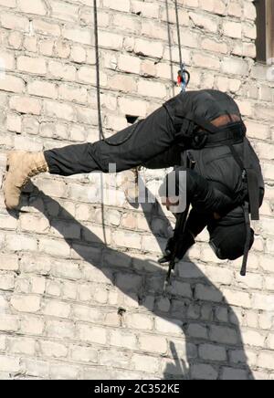 Unterteilung Anti-Terror-Polizei während einer schwarzen taktische Übungen Stockfoto