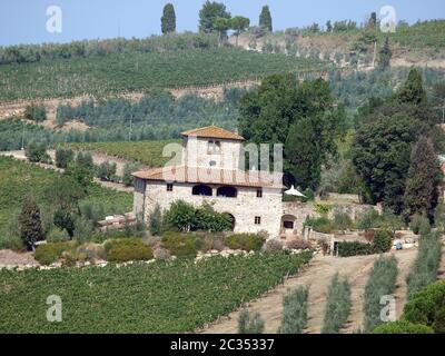 Villa in der Toskana, zwischen Weinbergen und Olivenhainen ein Stockfoto