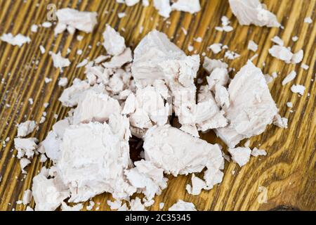 Zerbröselte Hefe für hochwertiges und üppiges Gebäck aus Mehl und anderen Zutaten Stockfoto