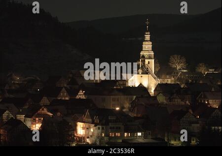 Stadt Hallenberg bei Nacht mit Kirche St. Heribert im Winter Stockfoto