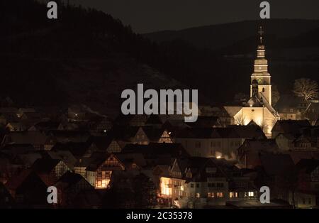 Stadt Hallenberg bei Nacht mit Kirche St. Heribert im Winter Stockfoto