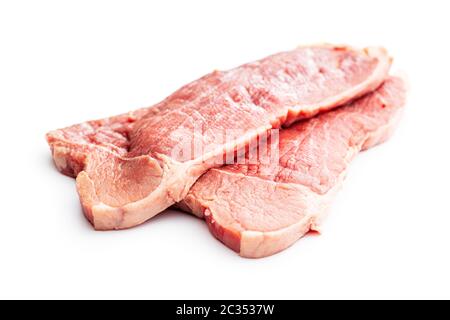 Rohes Kalbfleisch Schnitzel. Rohes Fleisch auf weißem Hintergrund. Stockfoto