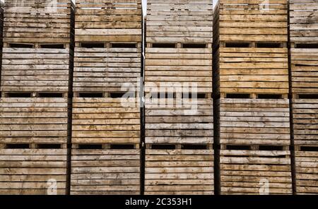 Gefaltete leere Holzkisten in Lagerhäusern sind Kisten für die Ernte von Obst und Gemüse konzipiert Stockfoto