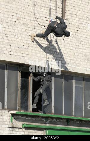 Unterteilung Anti-Terror-Polizei während einer schwarzen taktische Übungen Stockfoto