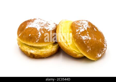 BOLA de Berlim, oder Berlim Ball, ein portugiesischen Gebäck aus einem gebratenen Donut, der mit süßer Eggy-Creme gefüllt ist und in knackigem Zucker auf einem weißen Backgr gerollt wird Stockfoto